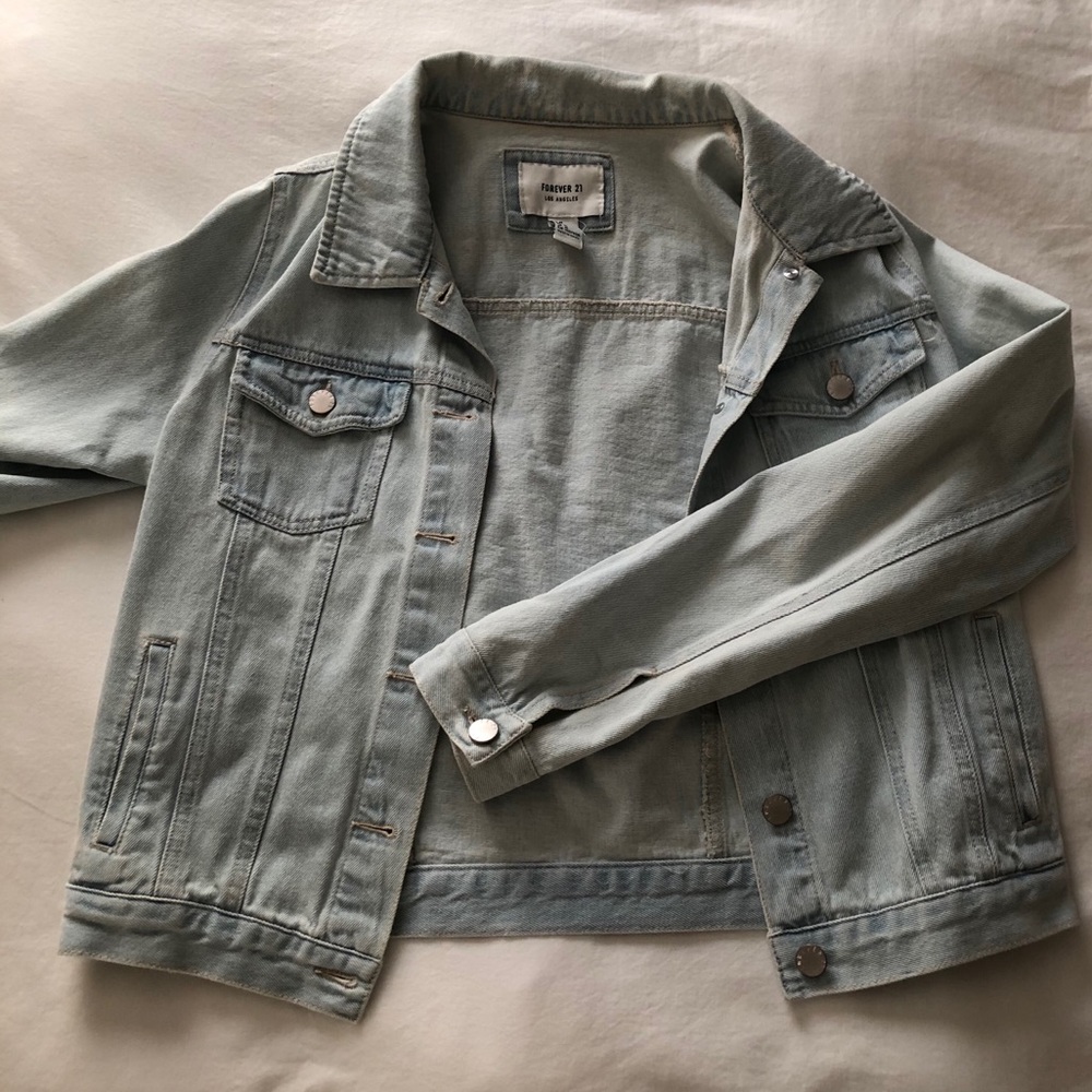 Women’s Light Wash Jean/Denim Jacket